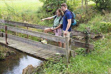 Wanderpärchen bei der Erbmühle im Labertal am Jurasteig