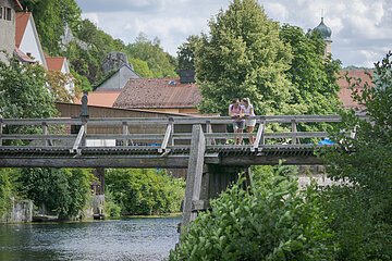 Wanderer auf der Brücke bei Essing
