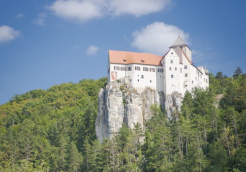 Radler unterwegs auf dem Altmühltal-Radweg bei Burg Prunn