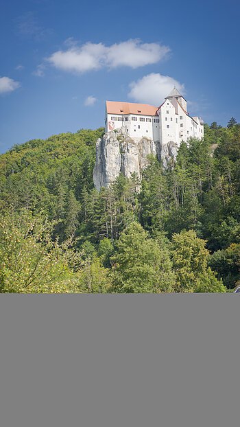 Radler unterwegs auf dem Altmühltal-Radweg bei Burg Prunn