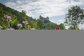 Radwanderer auf dem Altmühltal-Radweg bei Prunn