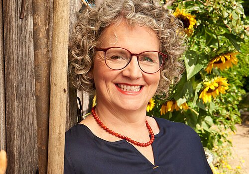 Stephanie Schuster, Autorin  in Ihrem Hais in Pöcking am Starnberger See