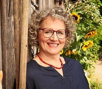 Stephanie Schuster, Autorin  in Ihrem Hais in Pöcking am Starnberger See