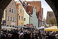 Marktgeschehen beim Berchiner Rossmarkt. Viele Besucher bummeln von Marktstand zu Markstand.