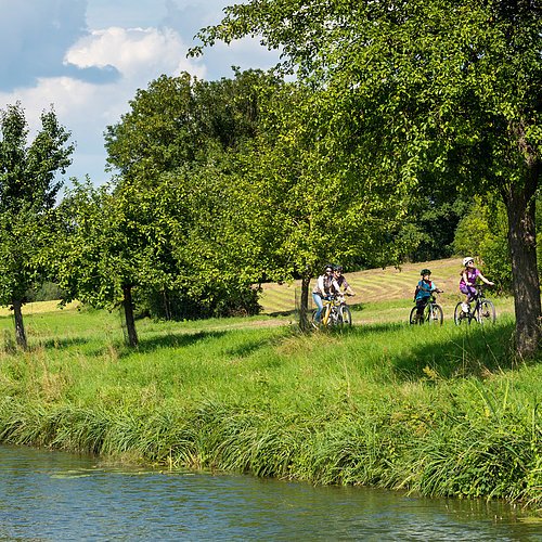 Radfahrer am Ludwig-Donau-Main-Kanal bei Berching