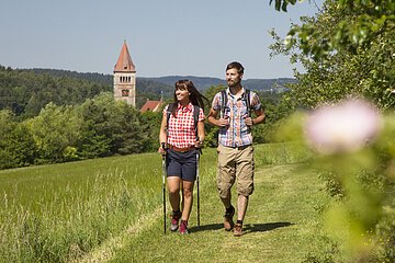 Wanderer vor Klosterburg auf dem Jurasteig @Stefan Gruber